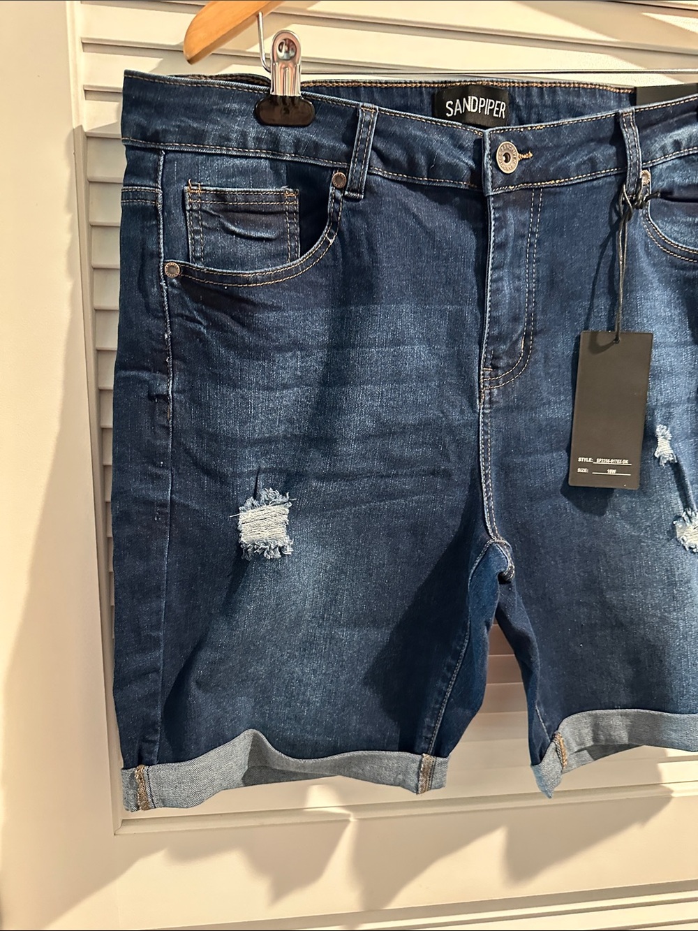 NWT Sandpiper Premium Distressed Front Denim Shorts w/five pockets - Size 18W - Picture 3 of 7